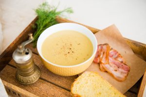 bowl com sopa cremosa de batata-baroa