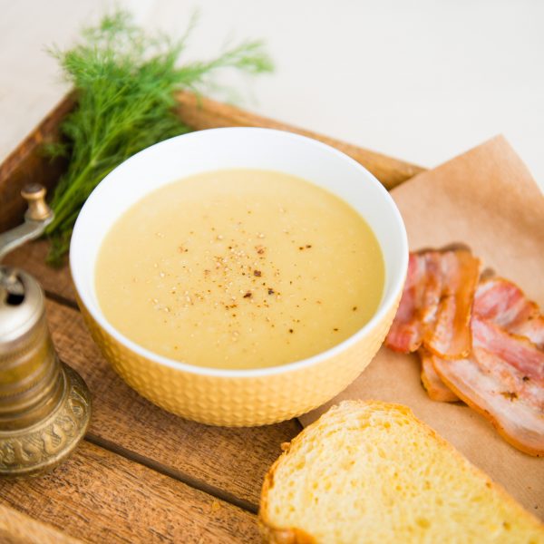 bowl com sopa cremosa de batata-baroa